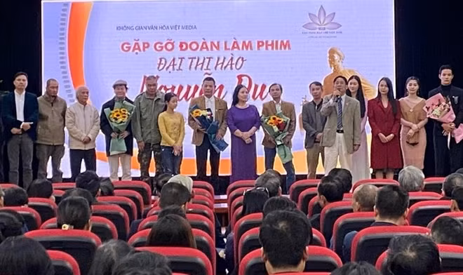 Đoàn làm phim giao lưu tại Bảo tàng Báo chí Việt Nam.