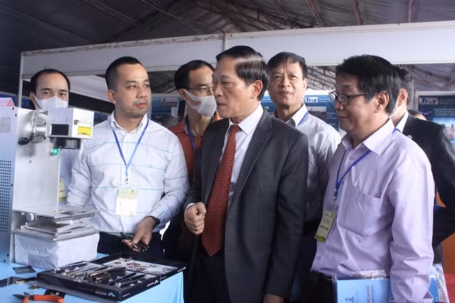 Thứ trưởng Bộ KH&CN Trần Văn Tùng và các đại biểu tham quan các gian hàng triển lãm công nghệ thiết bị.