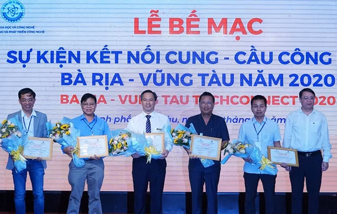 Các đơn vị nhận chứng nhận tham gia giới thiệu công nghệ tại sự kiện Bà Rịa – Vũng Tàu Techconnect 2020. (Ảnh: Trường Hà).