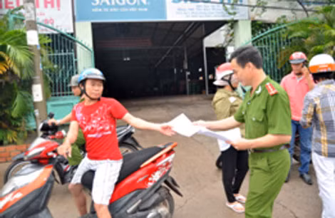 Lực lượng Công an phát tờ rơi vận động quần chúng tố giác tội phạm.