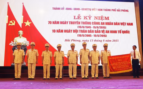 UBND TP Hải Phòng tặng Công an thành phố bức trướng nhân Kỷ niệm 70 năm Ngày truyền thống CAND.