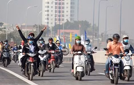 Người dân vui mừng với đoạn đường dẫn lên cao tốc cho xe 2 bánh lưu thông. Người dân vui mừng với đoạn đường dẫn lên cao tốc cho xe 2 bánh lưu thông.