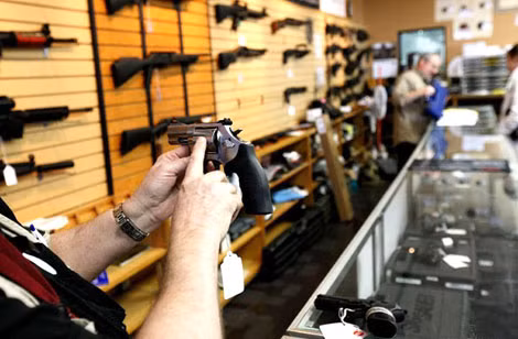 Chủ tiệm súng giới thiệu khẩu Smith Wesson nòng ngắn. Chủ tiệm súng giới thiệu khẩu Smith Wesson nòng ngắn.