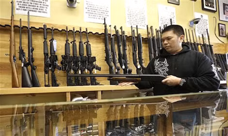 Một người Mỹ gốc Việt đang chọn mua khẩu Shotgun. Một người Mỹ gốc Việt đang chọn mua khẩu Shotgun.