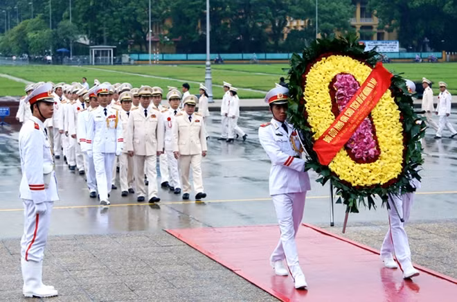 Bộ trưởng Trần Đại Quang cùng các đại biểu vào Lăng viếng Chủ tịch Hồ Chí Minh.