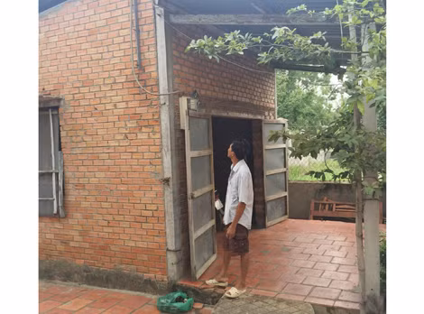 Căn nhà anh Đấm đòi bán nhưng không được cha mình đồng ý.
