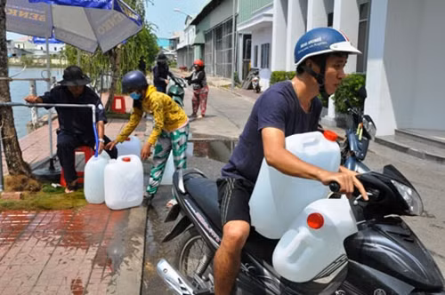 Người dân đến hồ chứa nước của Kiwaco tại TP Rạch Giá chở nước ngọt về sử dụng.
