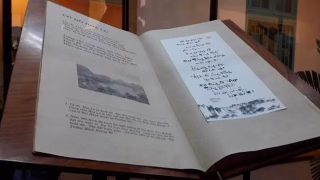 Cuốn sách độc bản “Sử thi Hoa Lư thi tập”.