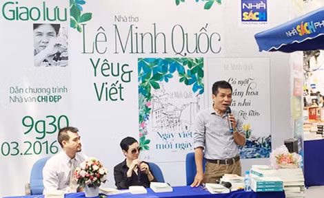 Nhà thơ, nhà báo Lê Minh Quốc giao lưu với bạn đọc tại Hội Sách TP Hồ Chí Minh lần thứ 9.