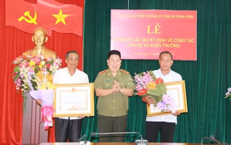 Thứ trưởng Bùi Văn Thành trao Huân chương Quân công hạng Ba tặng Thiếu tướng Trần Công Viên và Thiếu tướng Nguyễn Văn Danh.