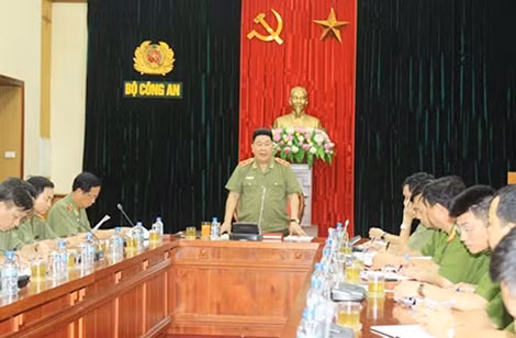 Thứ trưởng Bùi Văn Thành phát biểu chỉ đạo tại cuộc họp.