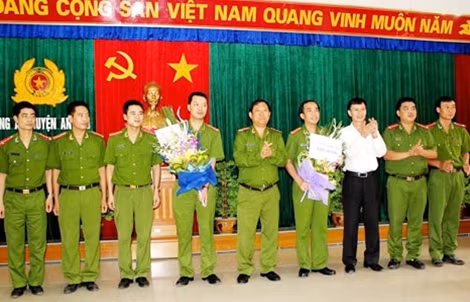 Khen thưởng CA huyện.