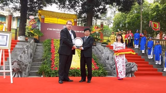 Quang cảnh buổi lễ trao bằng kỉ lục.