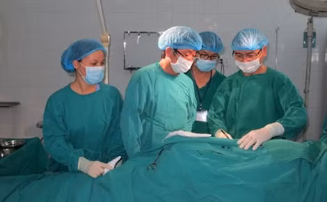 Một trong 6 lần ê kíp các bác sĩ nhiều Chuyên khoa thực hiện phẫu thuật cho bệnh nhân Hoàng Ngọc Thọ tại BV Chợ Rẫy.