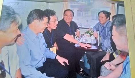 Nguyên Chủ tịch nước Nguyễn Minh Triết (thứ 2 từ trái qua) cùng các nhà thơ, nhà văn trên chuyến tàu một lần vào Quảng Trị.
