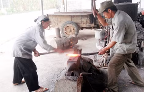 Ở Phúc Sen không chỉ có đàn ông mà phụ nữ cũng tham gia vào công việc nặng nhọc này.