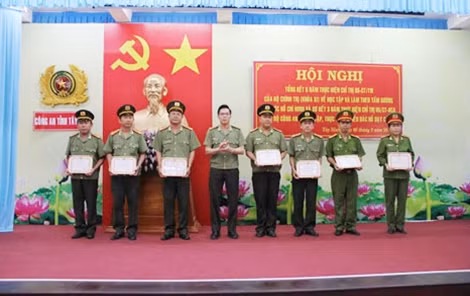 Đại tá Nguyễn Tri Phương trao tặng giấy khen cho các tập thể, cá nhân xuất sắc.