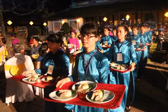 Dạ yến tiệc trong đêm Hoàng cung với các món ẩm thực cung đình được nghệ nhân phục hồi đúng nguyên bản.