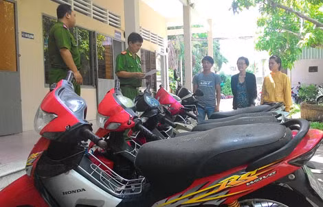 Lực lượng tiến hành trao trả xe môtô cho các bị hại.