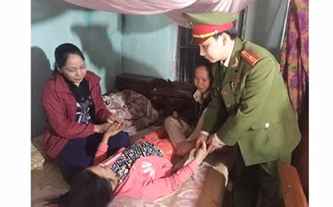 Đại diện cán bộ Công an thăm hỏi, động viên thân nhân đồng chí Tùng.