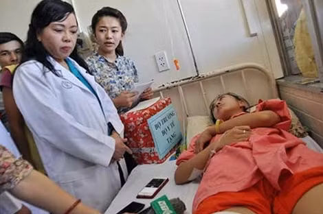 Chị gái Lê Thị Thuỳ Trang, chị gái cháu Vi trình bày nỗi lo lắng của gia đình với Bộ trưởng về tương lai lo cho cháu sau này.