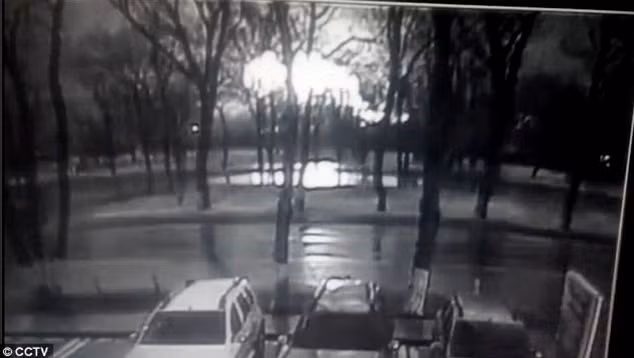 Hình ảnh từ video giám sát cho thấy quầng lửa từ vụ nổ khi máy bay tiếp đất. Ảnh:CCTV