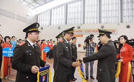Trung tướng Nguyễn Xuân Mười, Phó Tổng cục trưởng Tổng cục Chính trị CAND cùng các đại biểu tặng Cờ lưu niệm cho các đội tuyển tham gia.