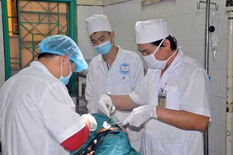 Các bác sĩ BVĐK Hà Đông khẩn trương cấp cứu các nạn nhân.
