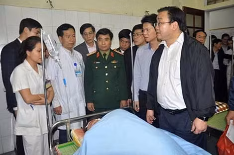 Bí thư Thành ủy Hoàng Trung Hải đến thăm và tặng quà các nạn nhân của vụ nổ tại BVĐK Hà Đông chiều tối 19-3.