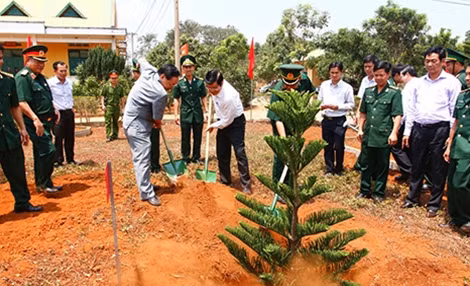 Chủ tịch nước Trương Tấn Sang thăm và trồng cây lưu niệm tại Đồn Biên phòng Đắk Song.