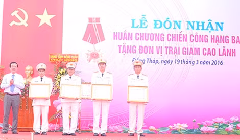UBND tỉnh Đồng Tháp tặng Bằng khen cho 4 cá nhân có thành tích xuất sắc của Trại giam Cao Lãnh.