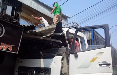 Xe tải BKS: 75C-016.04 lao vào nhà dân trên đường Nguyễn Gia Thiều (TP Huế).