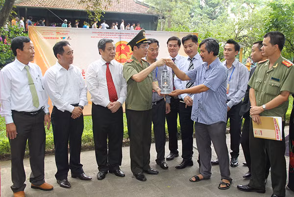 Ban tổ chức chương trình trao ngọn lửa thiêng xin từ Khu Di tích Chủ tịch Hồ Chí Minh tại Phủ Chủ tịch cho nghệ nhân Nguyễn Văn Tư để đúc Quốc huy Việt Nam và tượng Thánh Gióng.