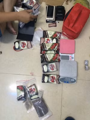 Ma túy (nước cất) được đóng giả thành túi cà phê hòa tan. Ma túy (nước cất) được đóng giả thành túi cà phê hòa tan.