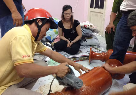 Cưa bình gỗ mà Trần Thị Xuân cất giấu ma túy bên trong ruột. Cưa bình gỗ mà Trần Thị Xuân cất giấu ma túy bên trong ruột.
