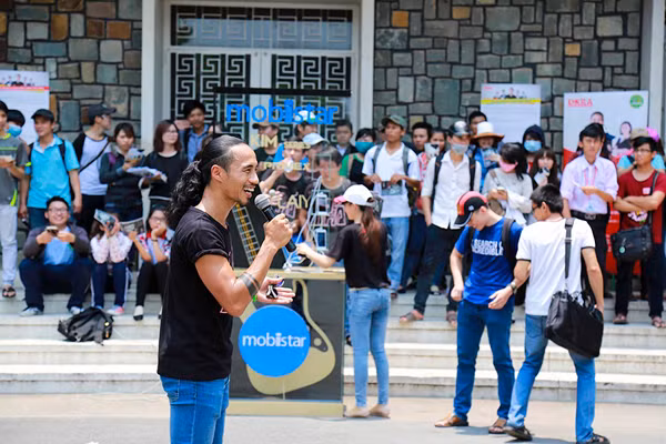 Do kịch bản giao lưu với khán giả đều là ngẫu hứng và không có sự chuẩn bị từ trước, vì thế những phần đối đáp giữa Phạm Anh Khoa và các fans được gắn kết bởi sự thoải mái, thân thiện. Do kịch bản giao lưu với khán giả đều là ngẫu hứng và không có sự chuẩn bị từ trước, vì thế những phần đối đáp giữa Phạm Anh Khoa và các fans được gắn kết bởi sự thoải mái, thân thiện.