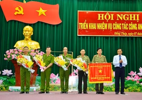 Chủ tịch UBND tỉnh Đồng Tháp trao Cờ Thi đua xuất sắc của Chính phủ tặng Công an tỉnh Đồng Tháp.
