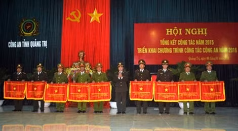 Trao tặng Cờ thi đua, Bằng khen của Bộ Công an, Tổng cục chính trị CAND cho Công an tỉnh Quảng Trị.