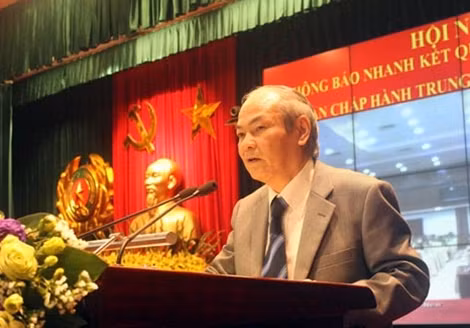 GS.TS Lê Hữu Nghĩa, Phó Chủ tịch Hội đồng lý luận Trung ương đã trực tiếp truyền đạt các kết quả của Hội nghị lần thứ 13 Ban Chấp hành Trung ương Đảng khoá XI.