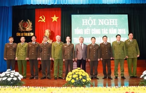 Thứ trưởng Trần Việt Tân cùng các đại biểu dự hội nghị.