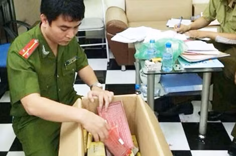 Lực lượng chức năng kiểm tra thuốc vi phạm các quy định lưu hành.