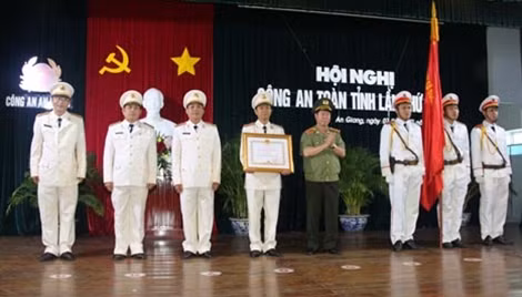 Thừa ủy quyền của Chủ tịch nước, Thứ trưởng Bùi Văn Nam trao Huân chương Chiến công hạng Ba của Chủ tịch nước tặng Phòng An ninh kinh tế Công an An Giang.