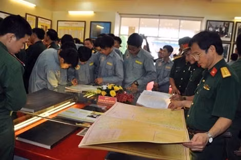 Đông đảo bạn trẻ tại TP tìm hiểu về chủ quyền biển đảo nước nhà tại triển lãm.