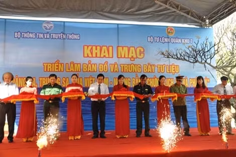 Cắt băng khai mạc triển lãm.