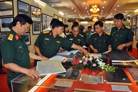 Đại biểu tham quan triển lãm sau khai mạc.
