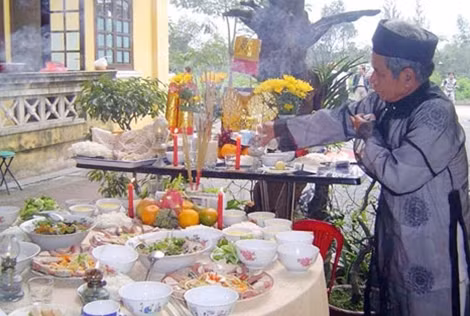 Chuẩn bị cỗ cúng giao thừa trong dịp Tết Nguyên đán.