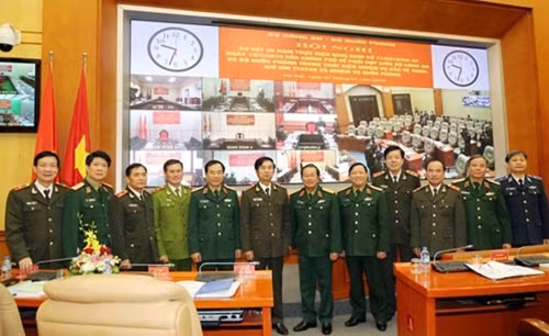 Tổng Tham mưu trưởng, Thứ trưởng Bộ Quốc phòng Đại tướng Đỗ Bá Tỵ; Thứ trưởng Thường trực Bộ Công an Thượng tướng Đặng Văn Hiếu với các đại biểu tham dự Hội nghị