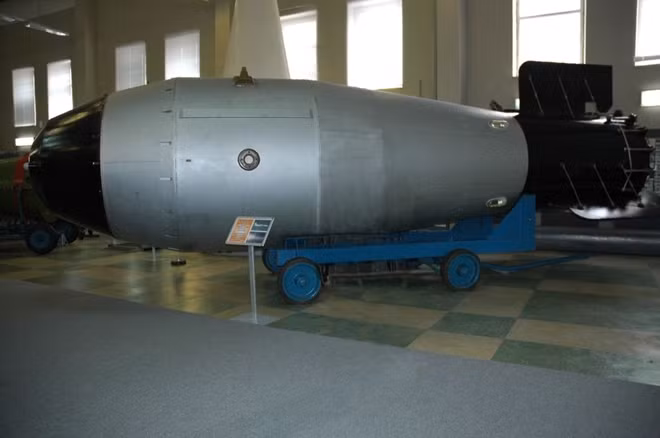 Một vỏ bom kiểu Tsar Bomba được trưng bày tại Sarov