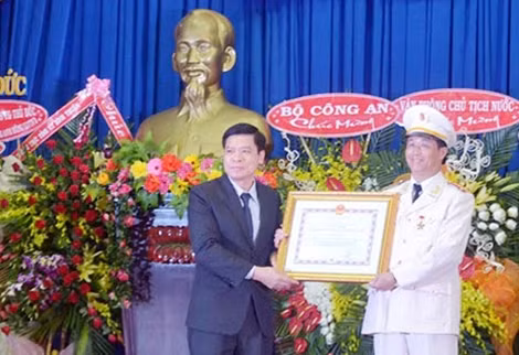 Thừa ủy quyền Chủ tịch nước, đồng chí Chu Văn Yêm trao tặng danh hiệu Anh hùng LLVTND cho Đại tá Trần Hữu Thông.