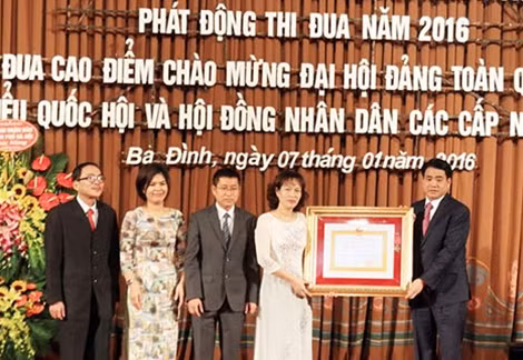 Chủ tịch UBND Thành phố Nguyễn Đức Chung trao Huân chương lao động hạng Nhì của Chủ tịch nước tặng tập thể Phòng Tài chính quận Ba Đình.